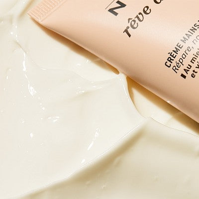 NUXE Rêve de Miel® Hand- & Nagelcreme bei trockenen Händen
